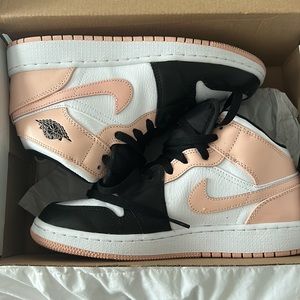 Air Jordan 1 Mid Arctic Orange Black Toe Size 5.5Y/7 women’s